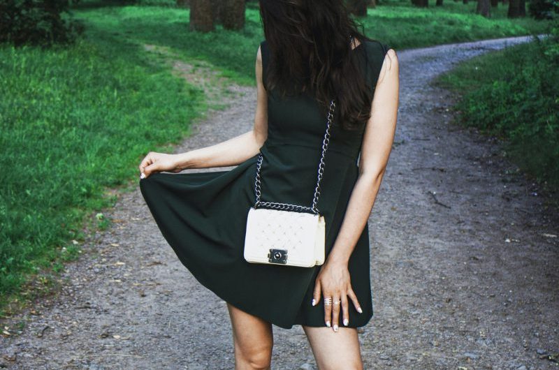 Jakie buty wybrać do zielonej sukienki? Dodatki i opcja na wesele!