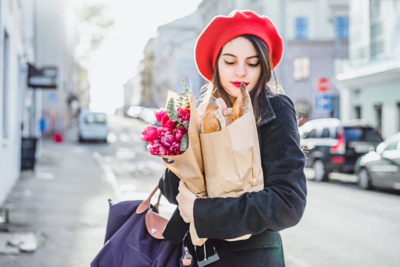 francuska-kobieta-trzyma-w-ręku-bagietki-i-torby-z-zakupami