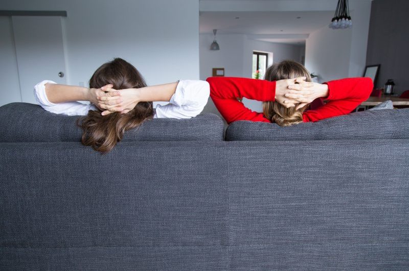 Wygodna kanapa do salonu i spania – jaką wybrać?