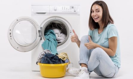 kobieta pierze ubrania w pralce