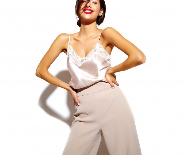 Spodnie z wysokim stanem – do czego pasują i jak je nosić?