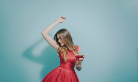 kobieta w czerwonej sukience