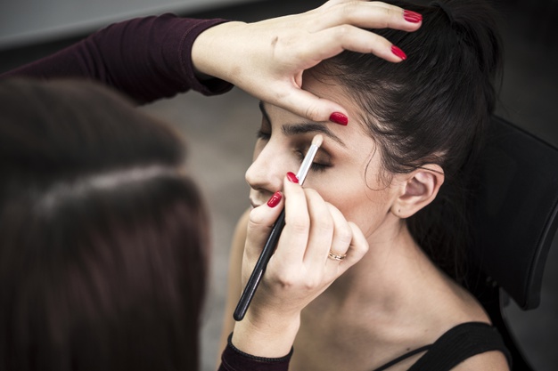 Makijaż powiększający oczy – jak to zrobić? Krok po kroku