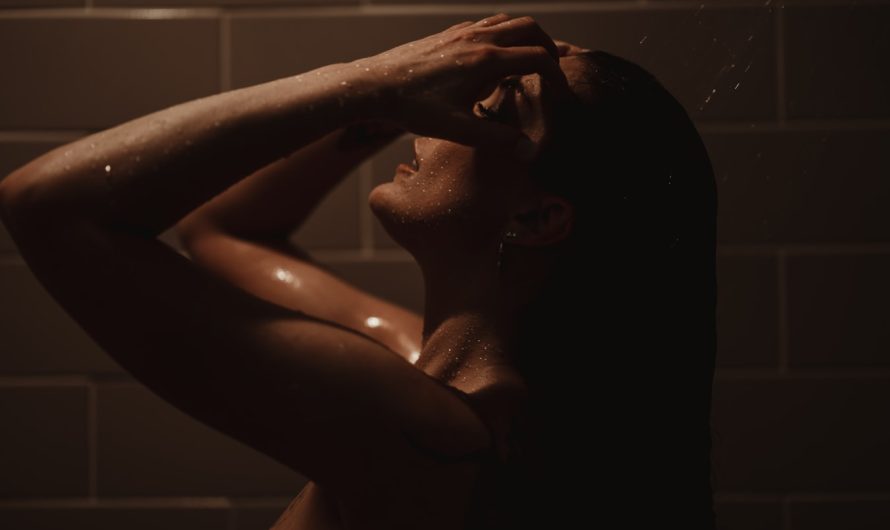 Peeling skóry głowy – działanie, stosowanie i efekty