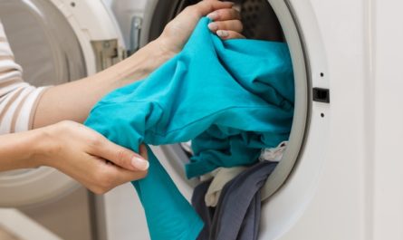 kobieta wyciaga pranie z pralki