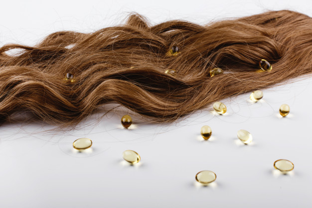 Olej rycynowy na włosy – jak i kiedy stosować? Właściwości i efekty