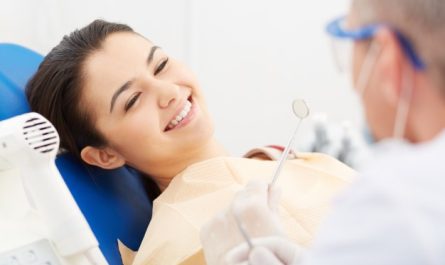 usmiechnieta kobieta u dentysty