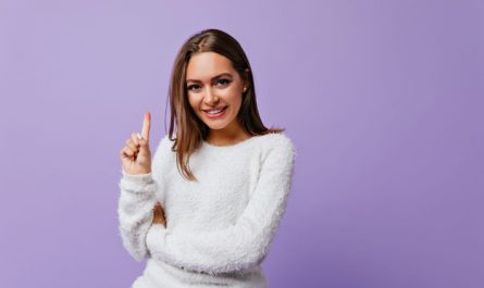 kobieta w bialym swetrze