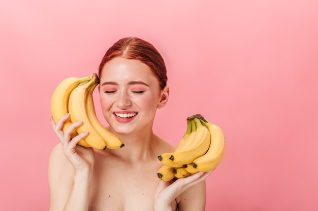 kobieta trzyma banany na maseczke