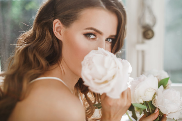 Makijaż na wesele – jak go wykonać? 10 propozycji delikatnego makijażu weselnego
