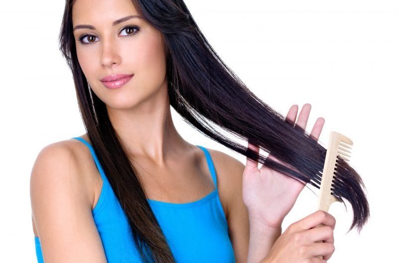 Jak wyprostować włosy bez prostownicy? 10 sprawdzonych sposobów