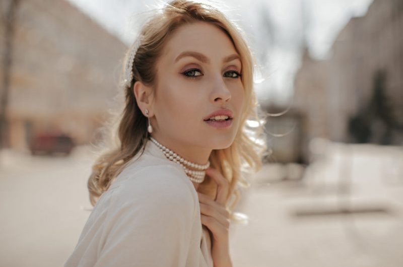 Ciepły blond – jak wygląda i komu pasuje?