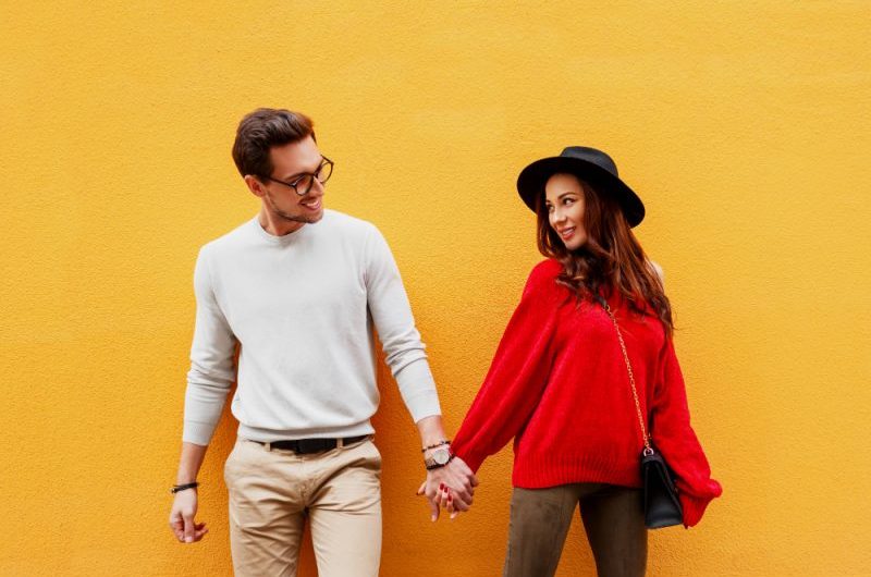 Flirt słowny i wzrokowy – co to jest i kiedy się zaczyna?
