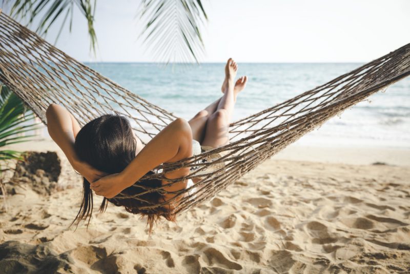 kobieta relaksuje sie na plazy na wakacjach