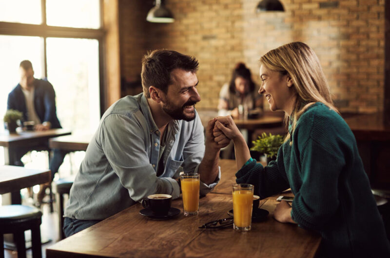 15 znaków, że mężczyzna z Tobą flirtuje – nie przegap ich!