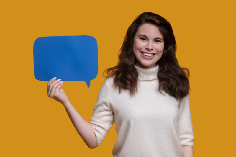 kobieta zadaje pytania