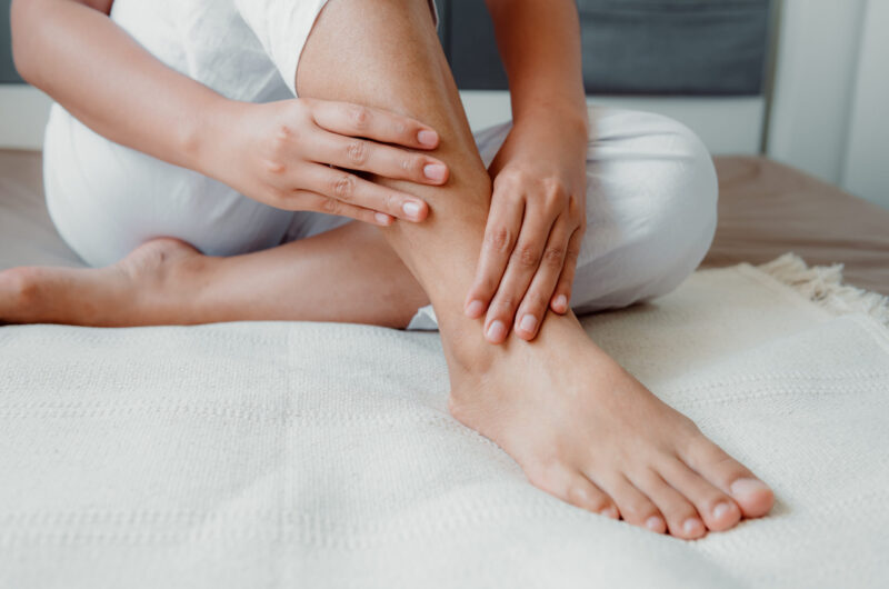 Skąd się biorą opuchnięte kostki u nóg i jak sobie z nimi radzić?
