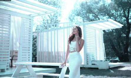 kobieta w bialej sukience