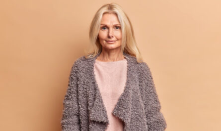 starsza kobieta z blond wlosami