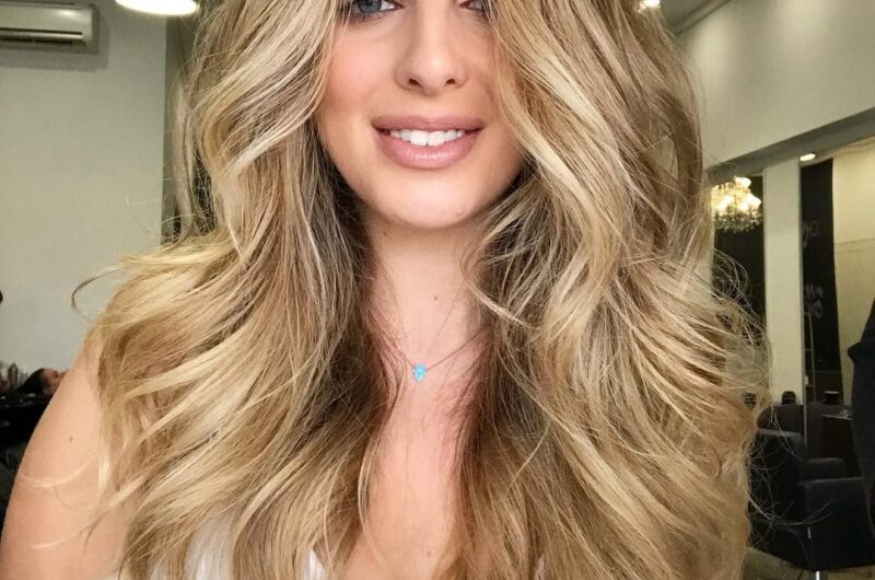 Biszkoptowy blond – jak go uzyskać i komu pasuje? Modna koloryzacja na wiosnę
