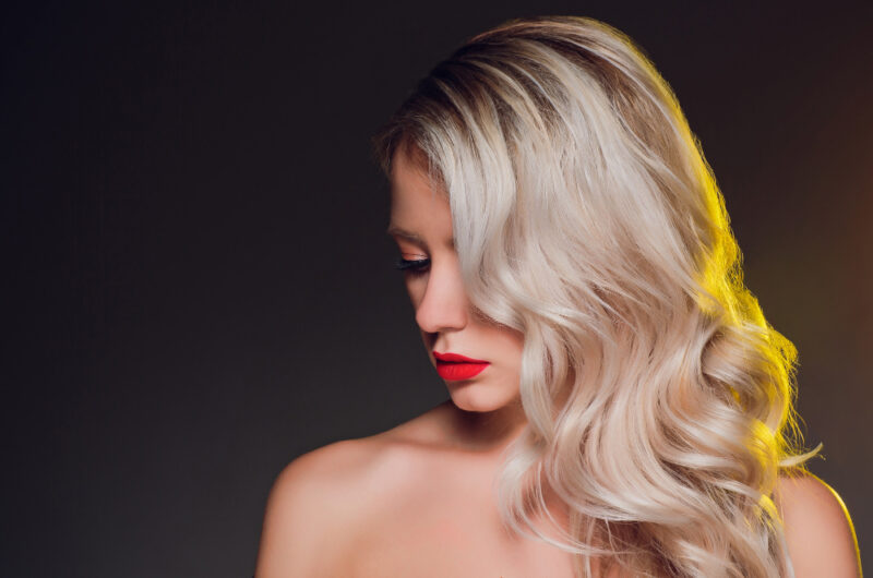 Paryski blond – gorący trend 2023 roku! Jak go uzyskać i komu pasuje?