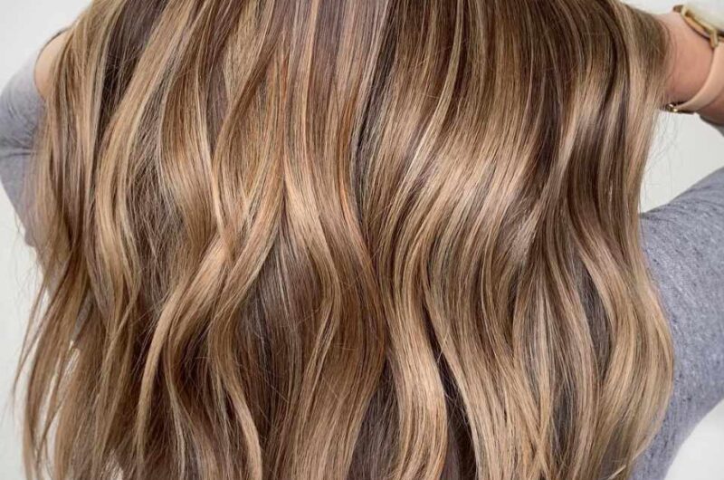 Ciemny blond – jak go uzyskać i komu pasuje ten kolor włosów?