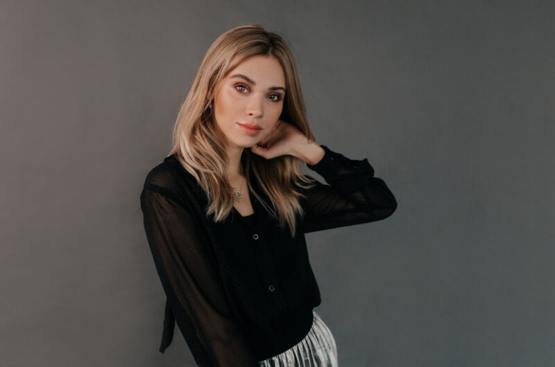 Czekoladowy blond – wyjątkowo modny kolor! Komu pasuje i jak go uzyskać?