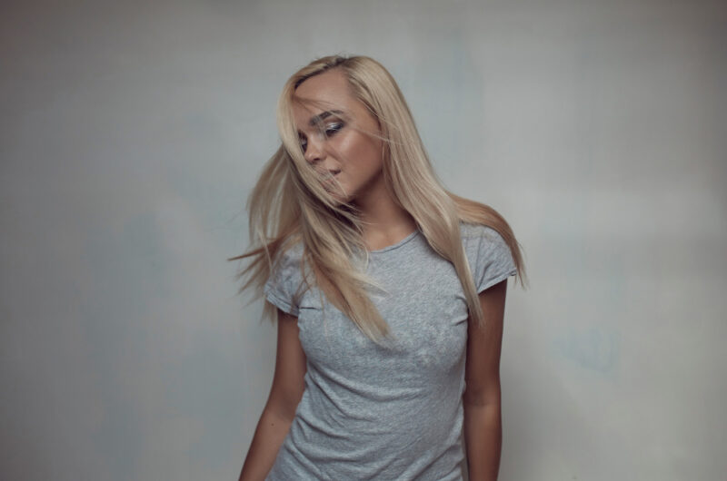 Orzechowy blond – dla kogo jest idealny i jak go uzyskać?