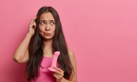 kobieta z mini dildo e1681243947909