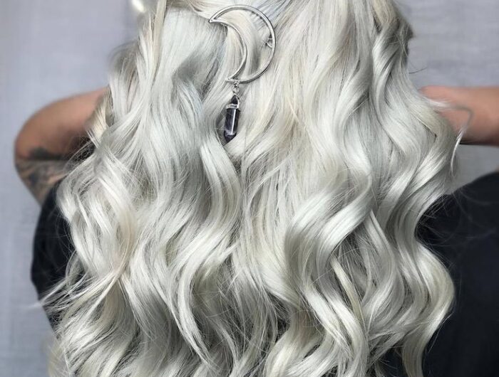 Księżycowy blond – modny kolor w 2023 roku! Jak go uzyskać i komu pasuje?