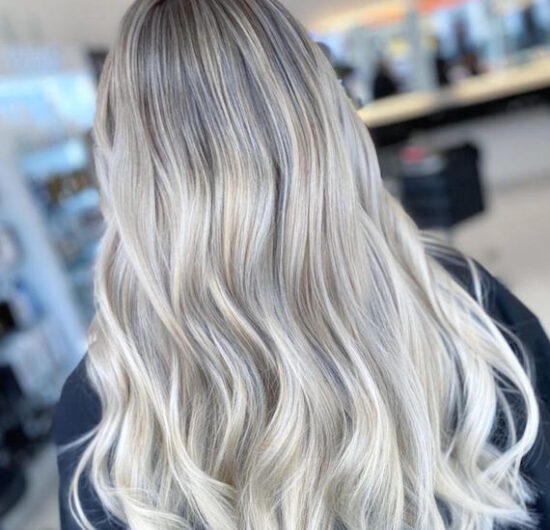 Lodowy blond – hit o każdej porze roku! Komu pasuje i jak go uzyskać?