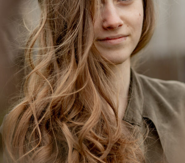 Mysi blond – do kogo pasuje i jak uzyskać ten modny kolor włosów?