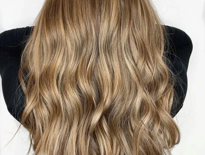 Piaskowy blond – komu idealnie pasuje? Jak go uzyskać?