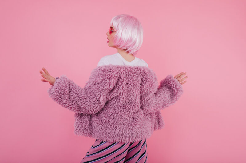 Różowy blond – komu pasuje i jak go uzyskać? Przepis na różowe włosy