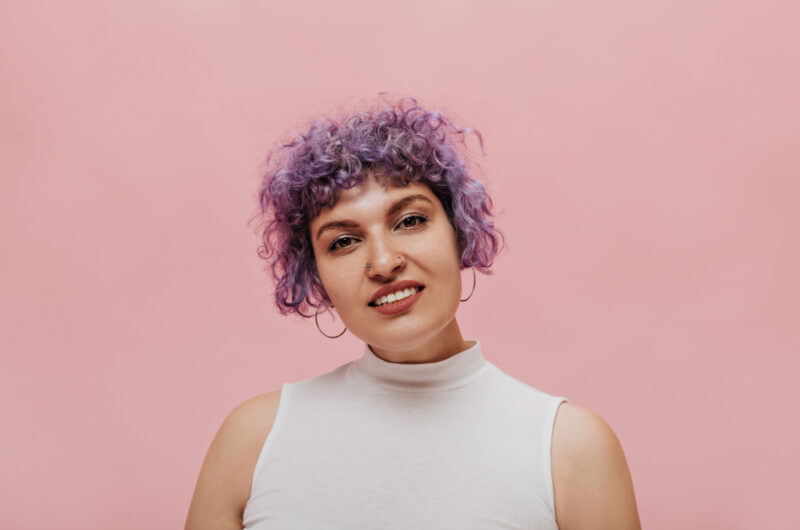 Fioletowe refleksy na włosach – jak je zrobić i komu pasują?