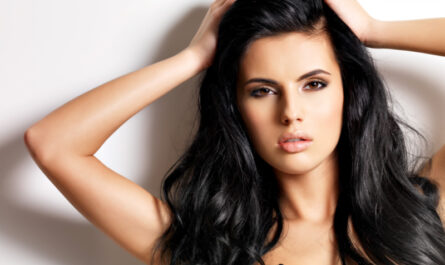 kobieta w czarnych wlosach