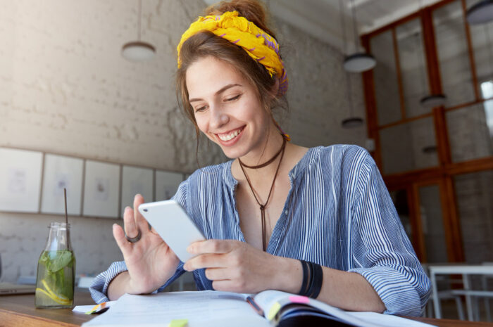 kobieta pisze wiadomosc