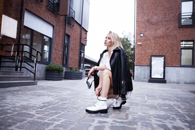 lekka-sukienka-z-wiskozy-na-jesien-dlaczego-warto-zestawic-ja-z-botkami