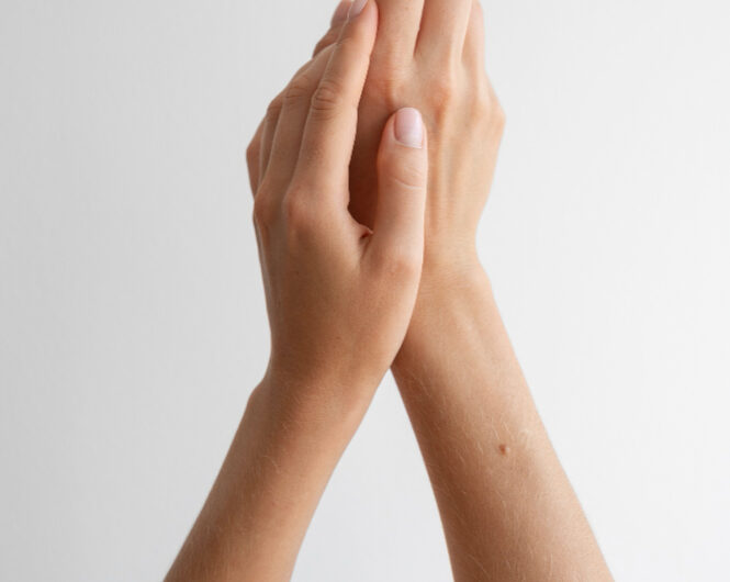 Na co swędzi prawa ręka? Objaw choroby czy przepowiednia?