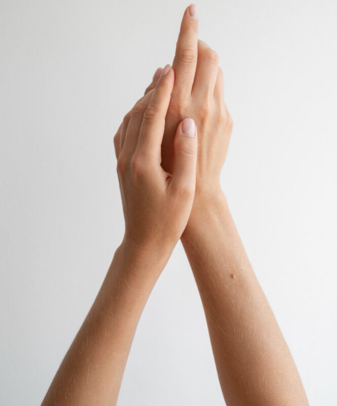 swedzenie prawej reki