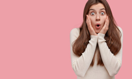 zaskoczona kobieta