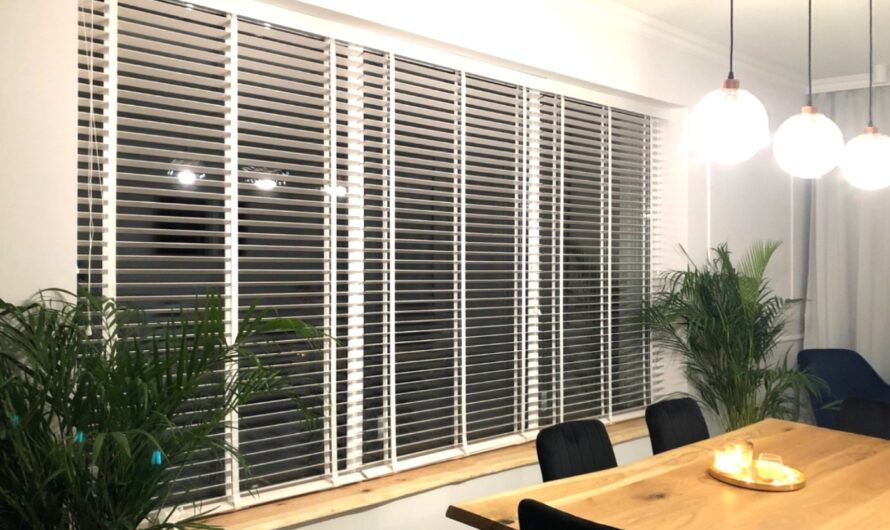 Żaluzje w oknie – na co zwrócić uwagę przy wyborze koloru i tworzywa, z jakiego są wykonane?