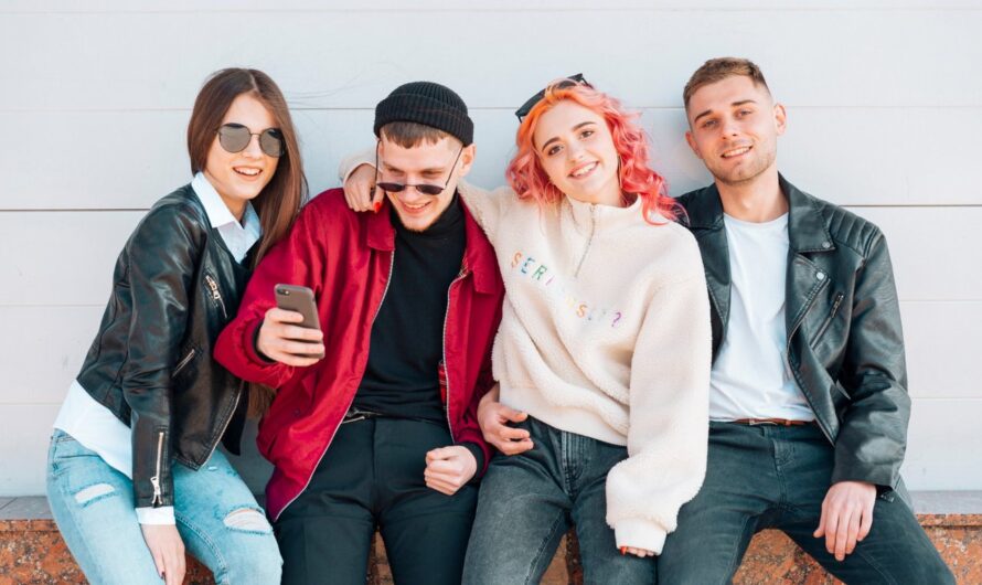 Stylowy przewodnik po młodzieżowych sklepach odzieżowych – jakie ubrania są teraz na topie?