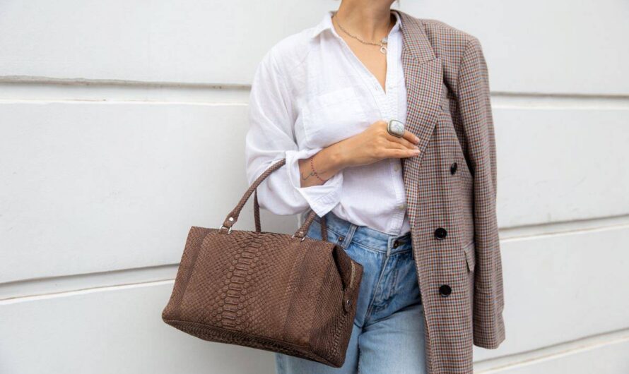 3 stylizacje z brązową torebką w roli głównej – zainspiruj się!