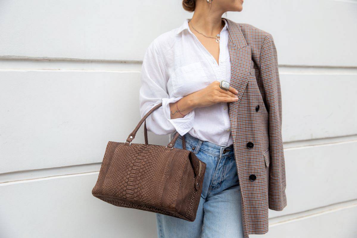 stylizacje z brązową torebką