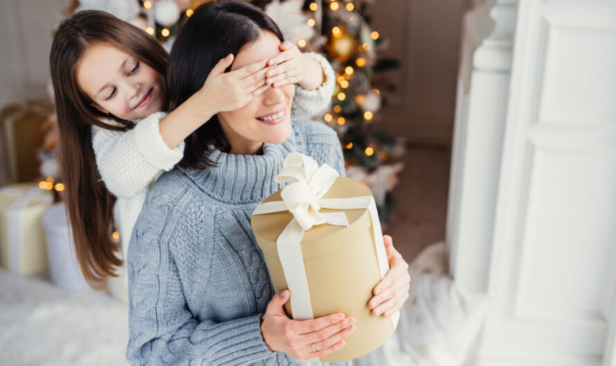 Drobne przyjemności dla mamy – pomysły na prezenty pod choinkę, które przyniosą radość