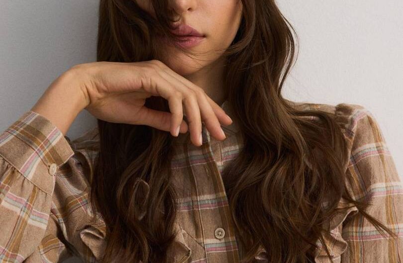 Koszula damska w roli głównej – najlepsze propozycje stylizacji na każdą okazję